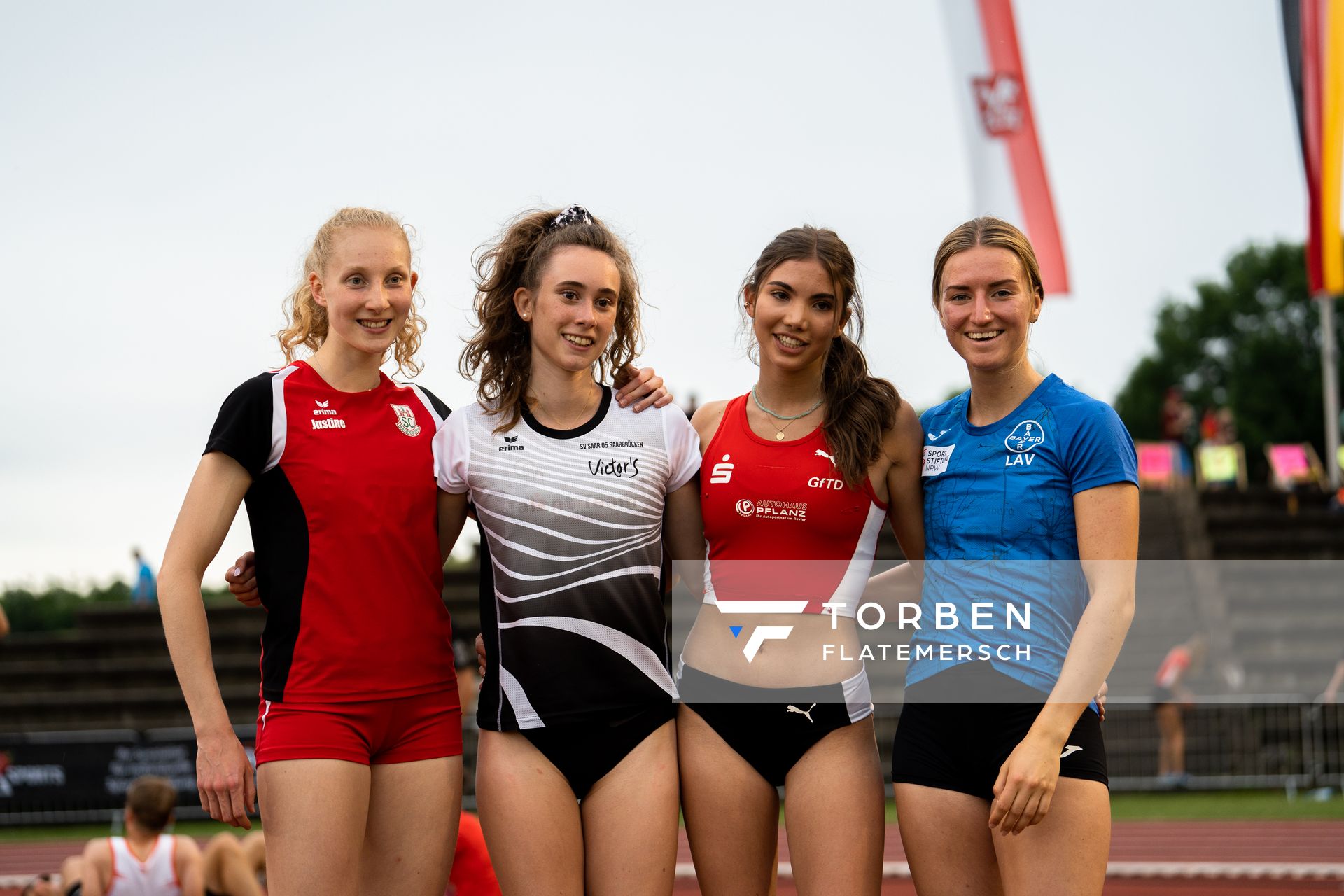 Justine Wehner (Sportclub Magdeburg), Maja Schorr (SV GO! Saar 05), Anna Hense (LG Olympia Dortmund) und Tessa Srumf (LAV Bayer Uerdingen/Dormagen) am 03.06.2022 waehrend der Sparkassen Gala in Regensburg